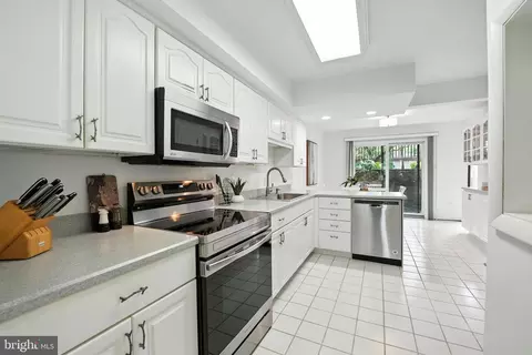Kitchen - 2151 Cabots Point Ln, Reston, VA 20191 photo 2 of 4