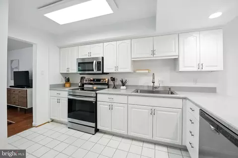 Kitchen - 2151 Cabots Point Ln, Reston, VA 20191 photo 3 of 4