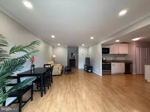 9711 Kings Crown Ct #101, Fairfax, VA 22031
