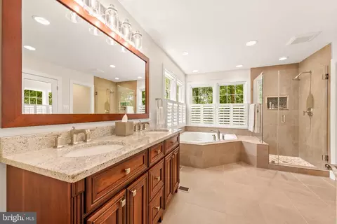 Bath - 11909 Winstead Ln, Reston, VA 20194 photo 3 of 5