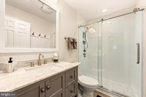 Bath - 11909 Winstead Ln, Reston, VA 20194 photo 4 of 5