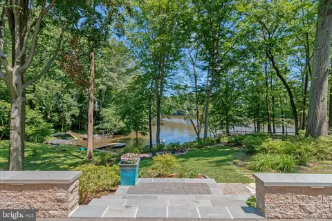 6320 Crosswoods Cir, Falls Church, VA 22044