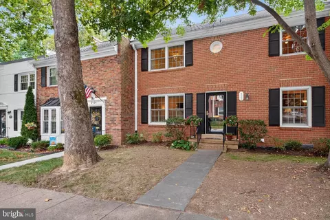 Exterior - 5922 Queenston St, Springfield, VA 22152 photo 7 of 8