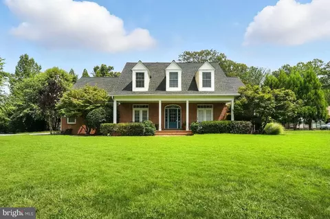 5611 Edgemont Dr, Alexandria, VA 22310