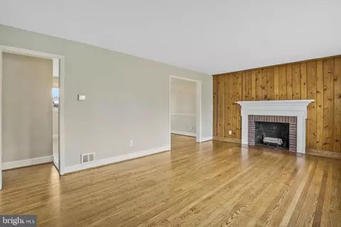 Living - 7126 Gormel Dr, Springfield, VA 22150 photo 2 of 4