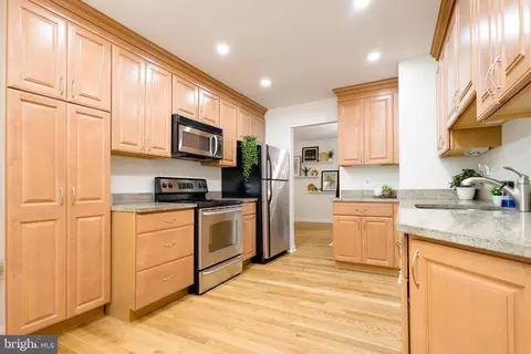 7053 Leewood Forest Dr, Springfield, VA 22151 photo 9
