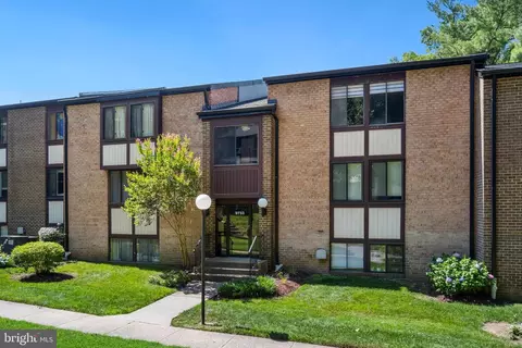 9733 Kings Crown Ct #202, Fairfax, VA 22031