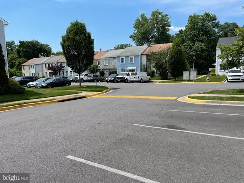 1020 Queens Ct, Herndon, VA 20170