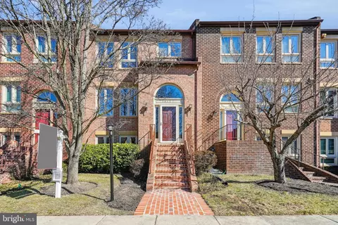 10127 Turnberry Pl, Oakton, VA 22124