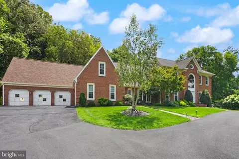5695 Robeys Meadow Ln, Fairfax, VA 22030