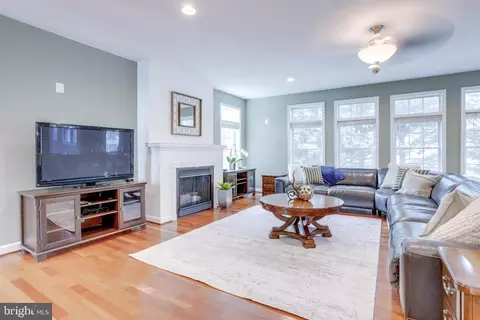 Living - 5519 Hinton St, Springfield, VA 22151 photo 1 of 4
