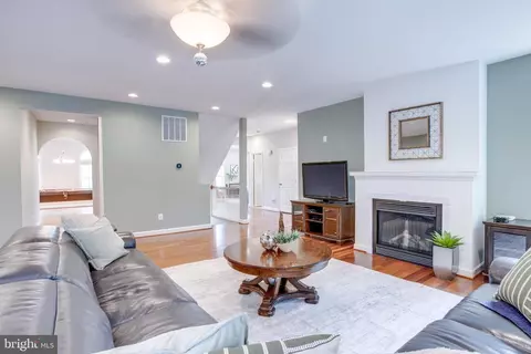 Living - 5519 Hinton St, Springfield, VA 22151 photo 4 of 4