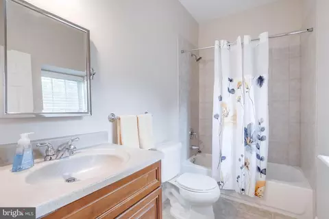 Bath - 5519 Hinton St, Springfield, VA 22151 photo 4 of 8
