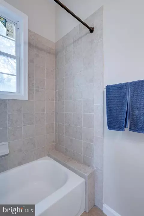 Bath - 5519 Hinton St, Springfield, VA 22151 photo 3 of 8