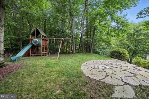 Exterior - 6603 Briar Hill Ct, Mclean, VA 22101 photo 3 of 6