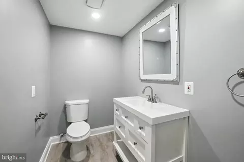 Bath - 6603 Briar Hill Ct, Mclean, VA 22101 photo 8 of 8
