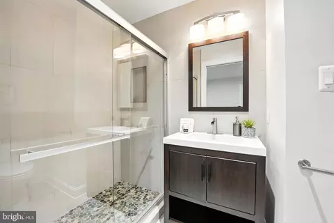 Bath - 6603 Briar Hill Ct, Mclean, VA 22101 photo 6 of 8