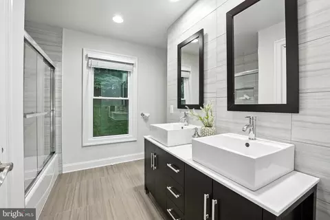 Bath - 6603 Briar Hill Ct, Mclean, VA 22101 photo 7 of 8