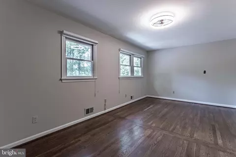 Bedroom - 8318 Oakford Dr, Springfield, VA 22152 photo 10 of 17