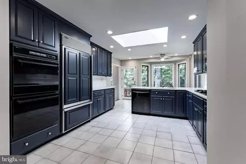 Kitchen - 8318 Oakford Dr, Springfield, VA 22152 photo 5 of 9