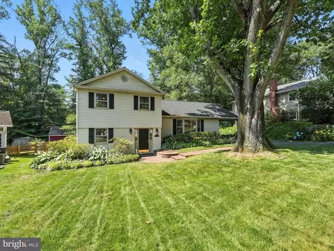8201 Briar Creek Dr, Annandale, VA 22003