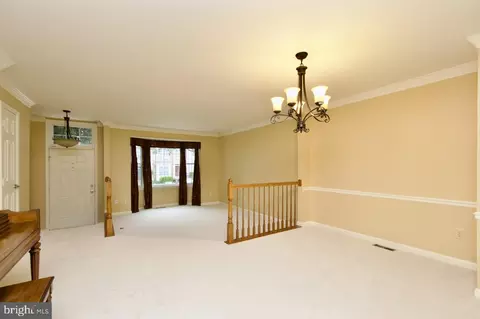 Living - 8837 Eagle Rock Ln, Springfield, VA 22153 photo 2 of 6