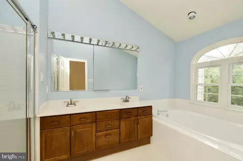 Bath - 8837 Eagle Rock Ln, Springfield, VA 22153 photo 4 of 5