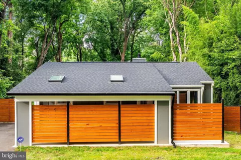 7920 Old Falls Rd, Mclean, VA 22102 photo 3