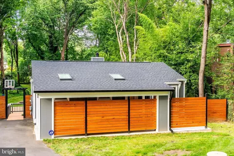 7920 Old Falls Rd, Mclean, VA 22102 photo 2
