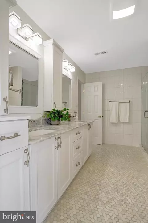 Bath - 8552 Bauer Cir, Springfield, VA 22152 photo 5 of 7