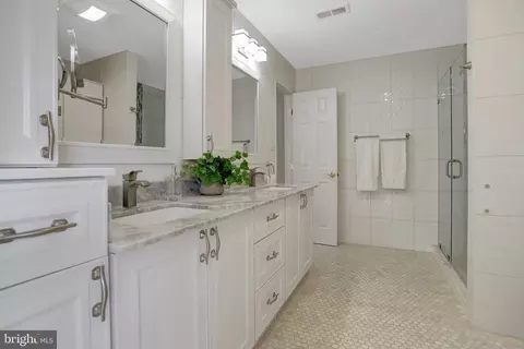 Bath - 8552 Bauer Cir, Springfield, VA 22152 photo 3 of 7