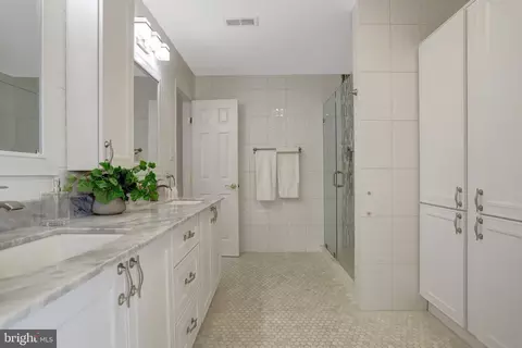 Bath - 8552 Bauer Cir, Springfield, VA 22152 photo 2 of 7