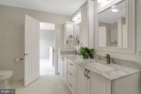Bath - 8552 Bauer Cir, Springfield, VA 22152 photo 4 of 7