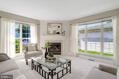 Living - 8552 Bauer Cir, Springfield, VA 22152 photo 2 of 5