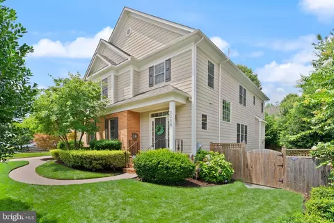 2204 Boxwood Dr, Falls Church, VA 22043