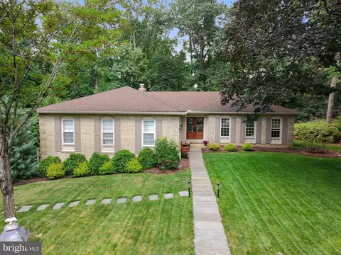 8800 Lynnhurst Dr, Fairfax, VA 22031