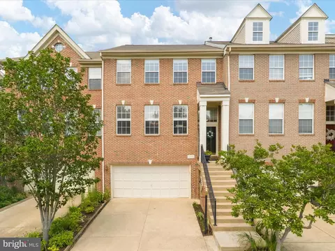 2662 Logan Wood Dr, Herndon, VA 20171
