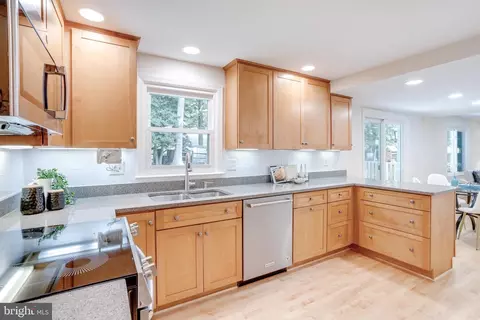 Kitchen - 9704 Glenway Ct, Burke, VA 22015 photo 4 of 5