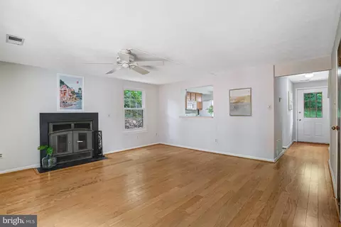9147 Everett Ct, Springfield, VA 22152 photo 4