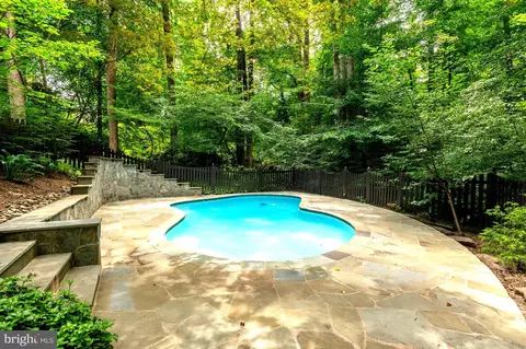 Exterior - 1426 Highwood Dr, Mclean, VA 22101 photo 7 of 10