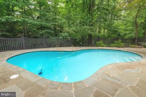 Exterior - 1426 Highwood Dr, Mclean, VA 22101 photo 4 of 10