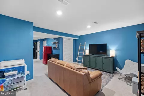 6388 Andrew Matthew Ter, Springfield, VA 22150 photo 4