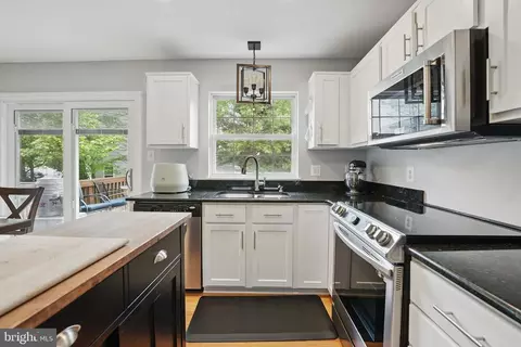 6383 Michael Robert Dr, Springfield, VA 22150 photo 10