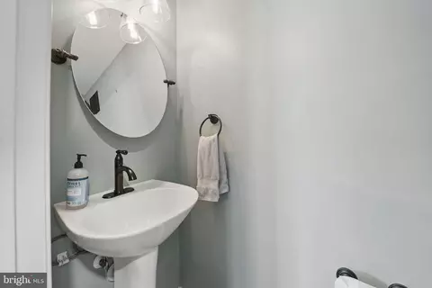 6383 Michael Robert Dr, Springfield, VA 22150 photo 5