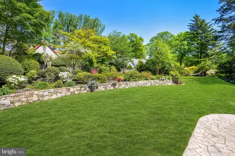 7112 Holyrood Dr, Mclean, VA 22101 photo 3