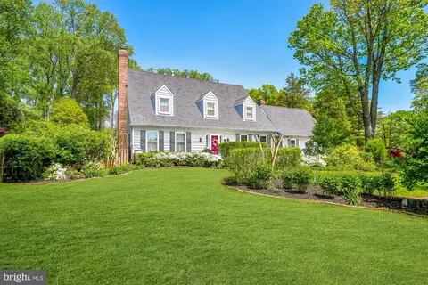 7112 Holyrood Dr, Mclean, VA 22101 photo 2