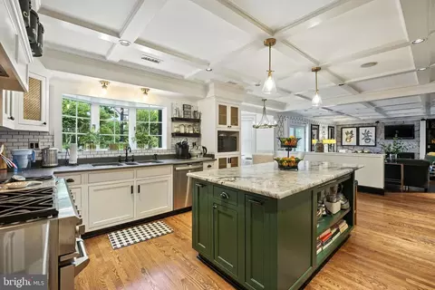 7112 Holyrood Dr, Mclean, VA 22101 photo 9