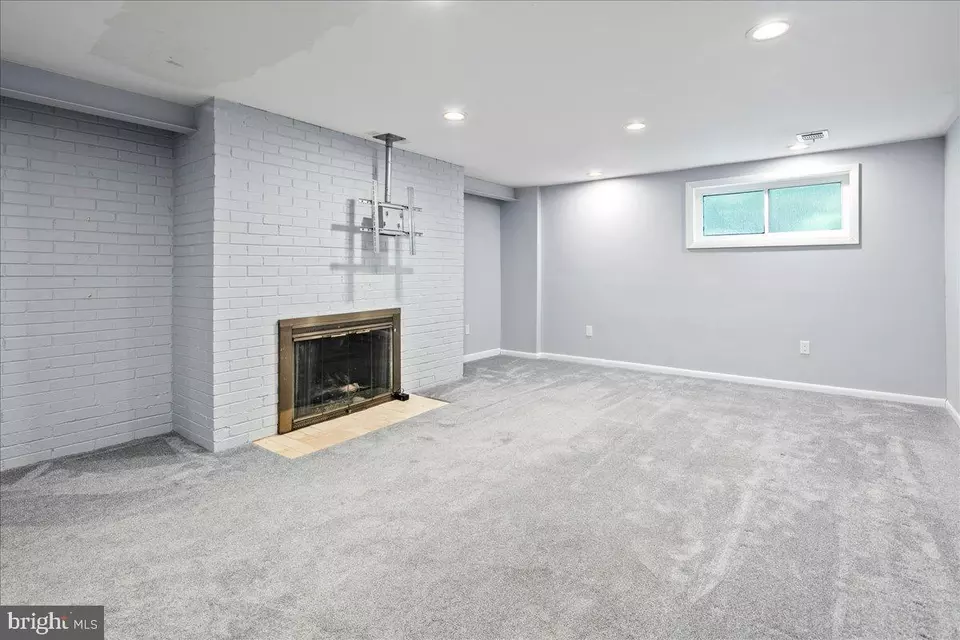 Living - 9026 Mcnair Dr, Alexandria, VA 22309 photo 10 of 11