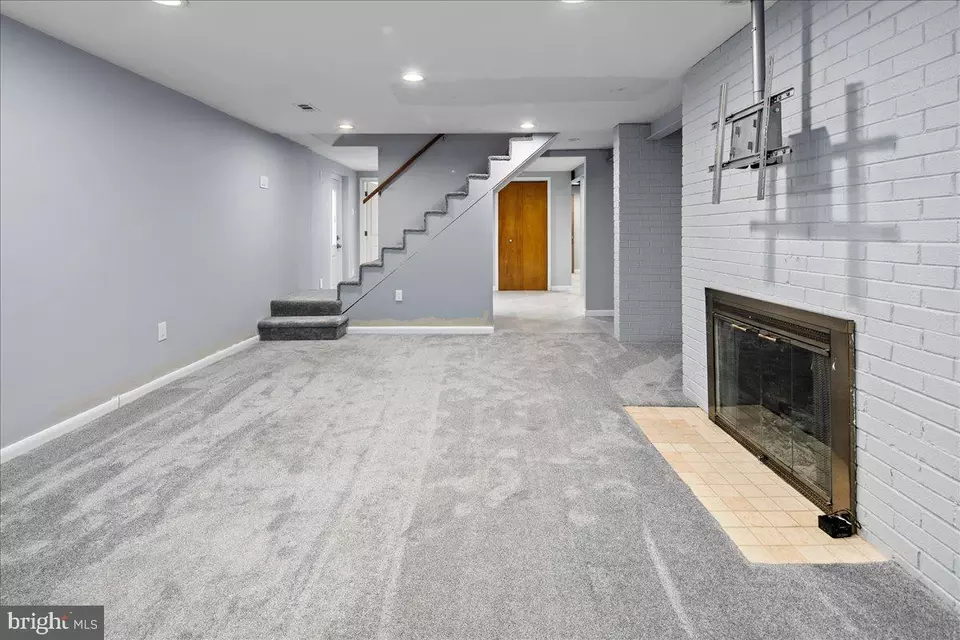 Living - 9026 Mcnair Dr, Alexandria, VA 22309 photo 11 of 11