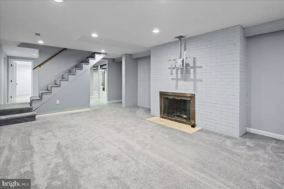 Living - 9026 Mcnair Dr, Alexandria, VA 22309 photo 9 of 11